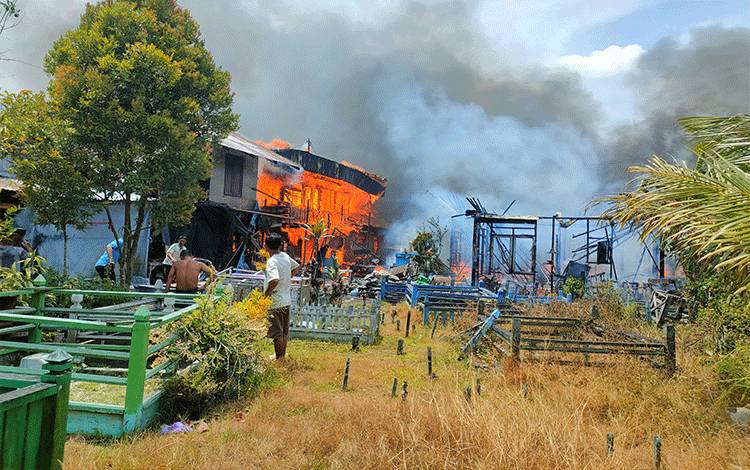 Breaking News, Dua Rumah di Baamang Hulu Ludes Terbakar