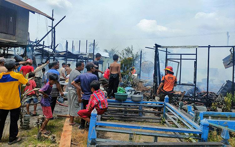 Agin Kencang dan Jalan Sempit Sulitkan Petugas Padamkan Api Kebakaran Rumah di Baamang Hulu