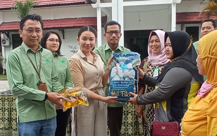 Keluarga Besar H. Abdul Rasyid AS Salurkan Zakat Fitrah dan Harta kepada Petugas Kebersihan di Kobar