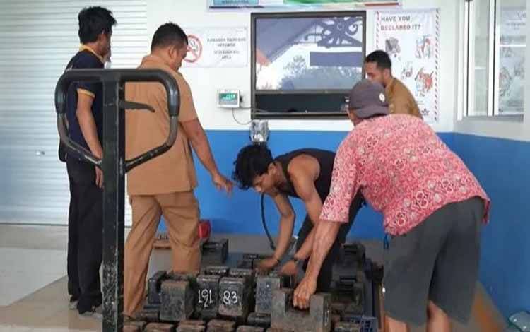 Metrologi Legal Palangka Raya Tera Ulang Timbangan Kargo di Bandara Tjilik Riwut