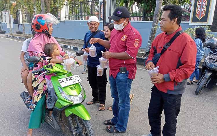 Keluarga Maluku Barito Timur Bagi Takjil di Masjid dan Jalan