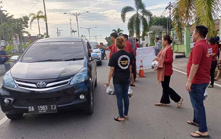 Komunitas Nansarunai Jaya Berbagi Takjil dan Buka Puasa Bersama