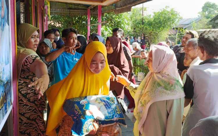 Zakat H Abdul Rasyid AS Disalurkan, Warga Sampaikan Terima Kasih