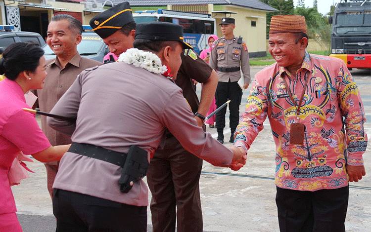Asisten Pemerintahan Setda Seruyan Sambut Kedatangan Kapolres Baru