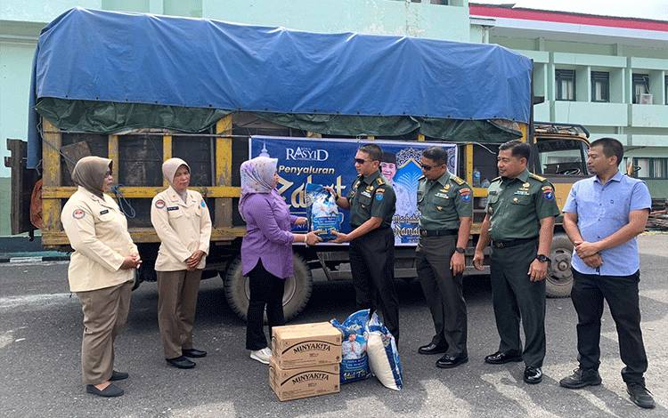 H Abdul Rasyid Sampaikan 800 Paket Zakat Melalui Korem 102/Panju Panjung
