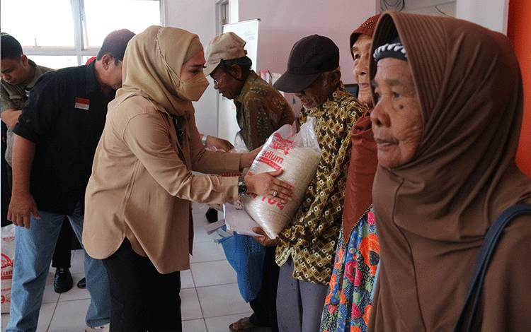 Wakil Bupati Seruyan Serahkan Bantuan Sosial Beras Pemerintah