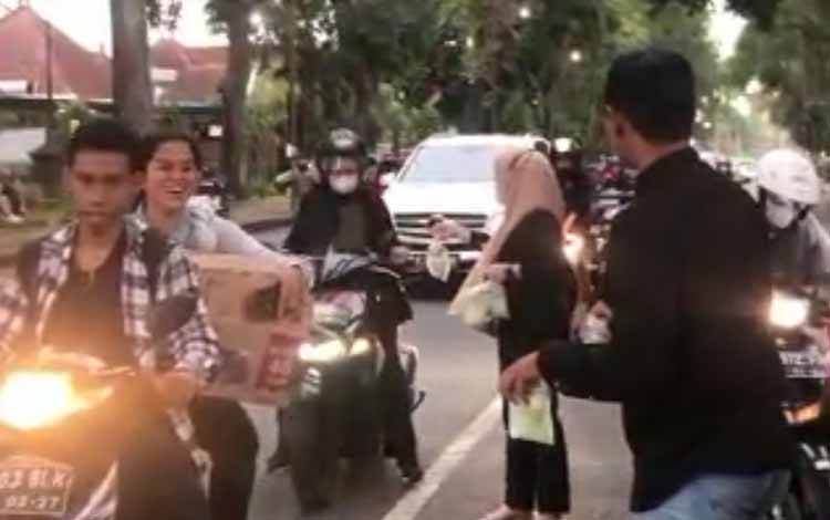 Jalin Kebersamaan, Mahasiswa Kalteng di Malang Berbagi Takjil?