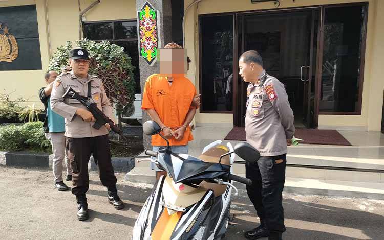 Seorang Pria Tega Curi Motor Anak Angkatnya