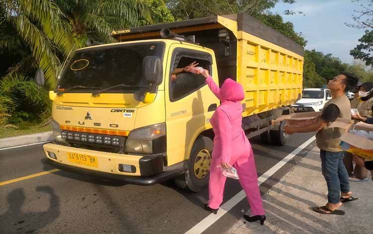 Bhayangkari dan Mahasiswa Bagi Takjil di Marang