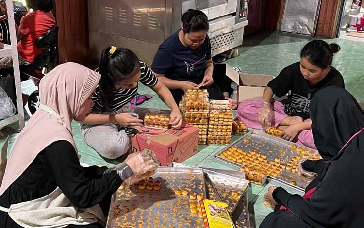 Geliat Usaha Kue Kering di Bulan Suci Ramadan, Produksi Capai 5 Ribu Toples