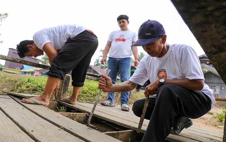 Keseruan OMG Kalteng Gotong Royong Perbaiki Madrasah Aliyah di Katingan