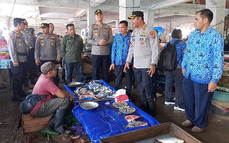 Polres dan Dinas Perdagangan Bartim Cek Bahan Kebutuhan Pokok di Pasar Tamiang Layang