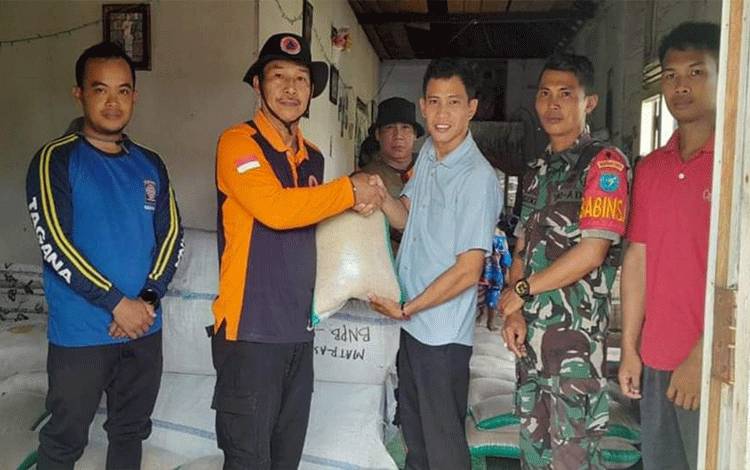 Pemkab Kapuas Serahkan Bantuan Logistik untuk Korban Terdampak Banjir di Desa Tambak Bajai