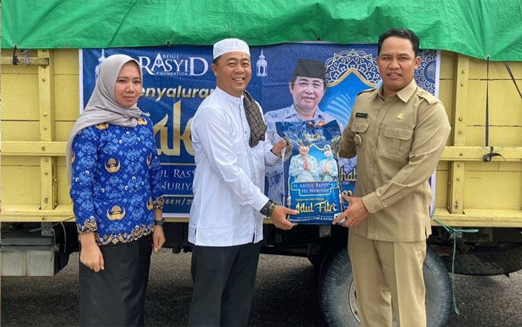 Bupati Lamandau Secara Simbolis Menerima Zakat H Abdul Rasyid AS
