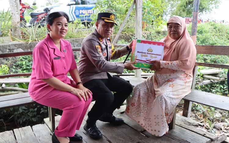 Kapolret?Seruyan Turun Langsung Serahkan Paket Sembako