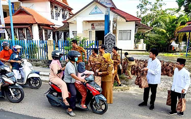 Pemerintah Kecamatan Teweh Tengah Bagikan 250 Takjil kepada Pengendara
