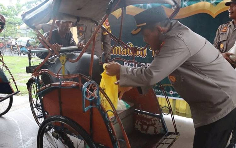 Polres Kapuas Berbagi Sembako Sambut Idul Fitri 1444 H