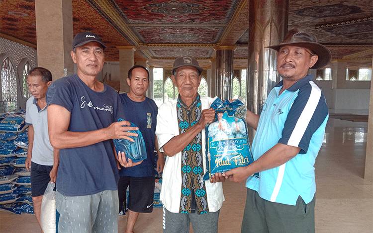Masjid Agung Sukamara Salurkan 700 Sak Beras dan 1.400 Liter Minyak Goreng Zakat H Abdul Rasyid AS?