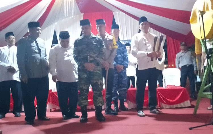 Pj Bupati Kobar Lepas Peserta Pawai Takbir Keliling