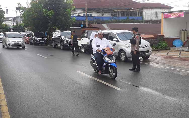Warga Tampak Bahagia Salat Idulfitri di Masjid Sunan Giri Polres Kobar