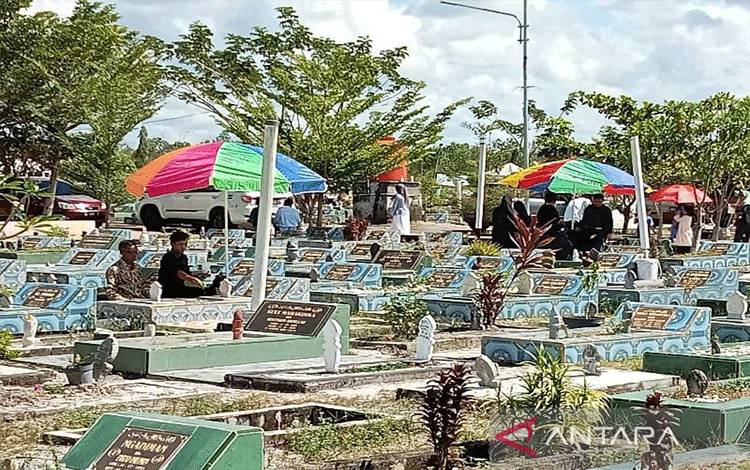 Warga Palangka Raya Padati TPU usai Shalat Idul Fitri