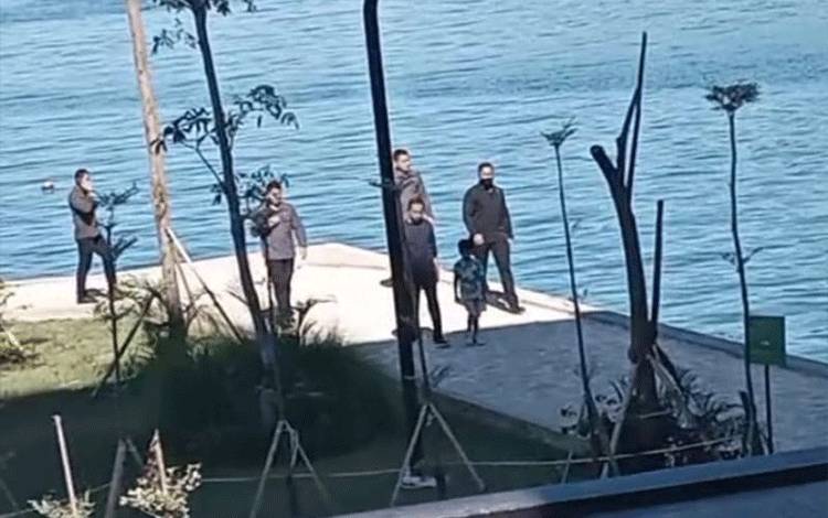 Presiden Jokowi Jalan Bersama Jan Ethes di Labuan Bajo