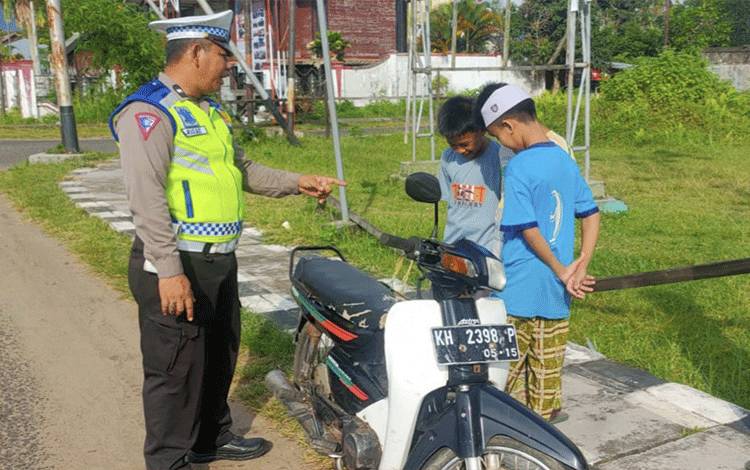 Satlantas Polres Seruyan Berikan Teguran Terhadap Anak di Bawah Umur Gunakan Kendaraan