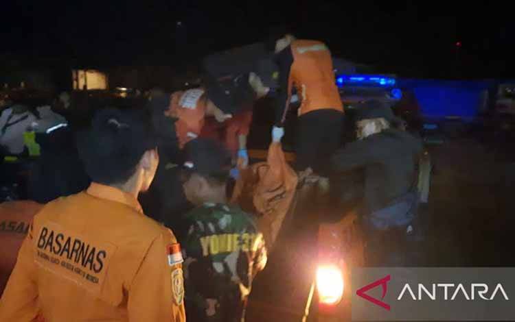 Tim SAR Temukan Jasad Wisatawan Tenggelam di Pantai Rawakalong