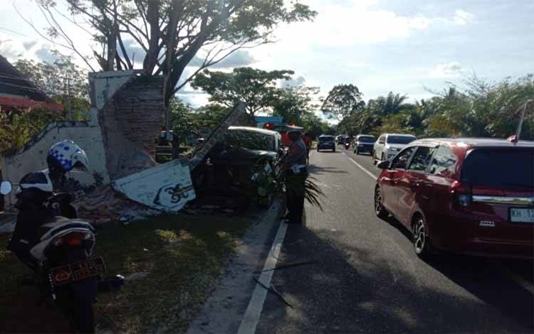 Tugu Pembatas Ikut Hancur Ditabrak Kendaraan Terlibat Kecelakaan di Marang