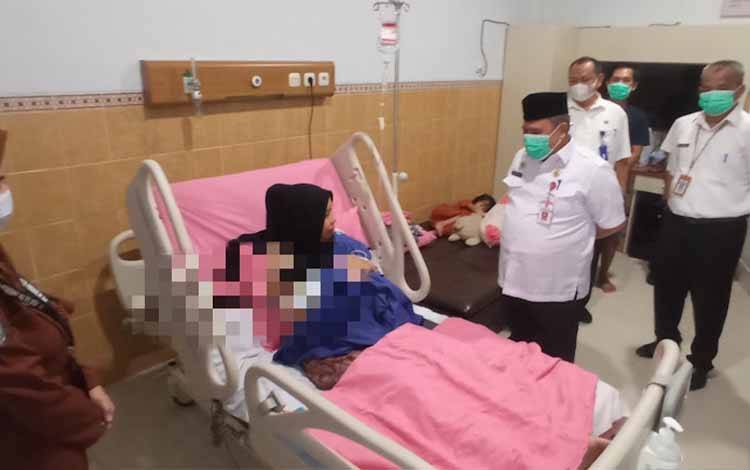 Hari Pertama Masuk Kerja, Plh Sekda Kobar Lakukan Sidak di Beberapa Instansi Pelayanan Publik