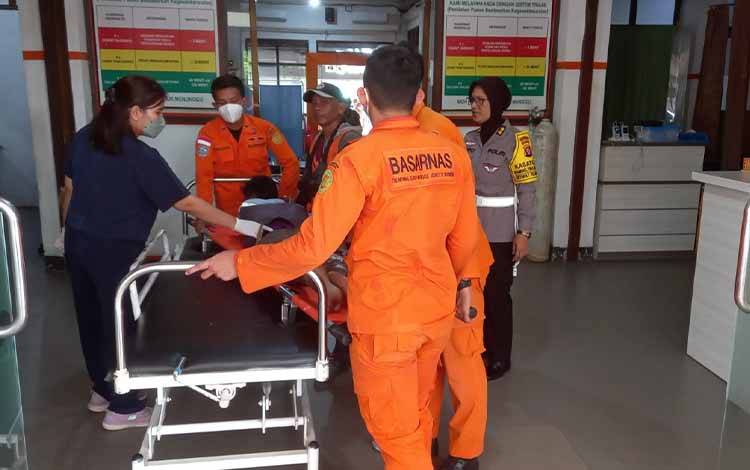 Ditlantas Polda Kalteng Bantu Evakuasi Korban Dugaan Tabrak Lari