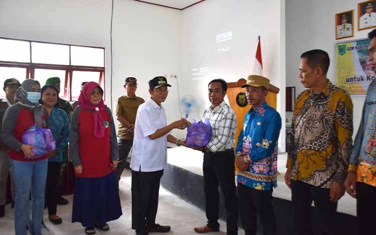Plt Bupati Kapuas Serahkan Bantuan Paket Sembako untuk Warga Terdampak Banjir di Kecamatan Mantangai