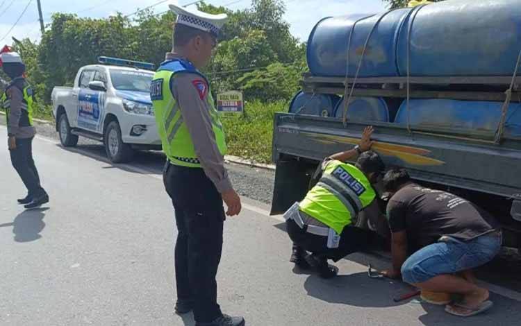 Anggota Satlantas Polres Kapuas Bantu Pengguna Jalan Ganti Ban Bocor