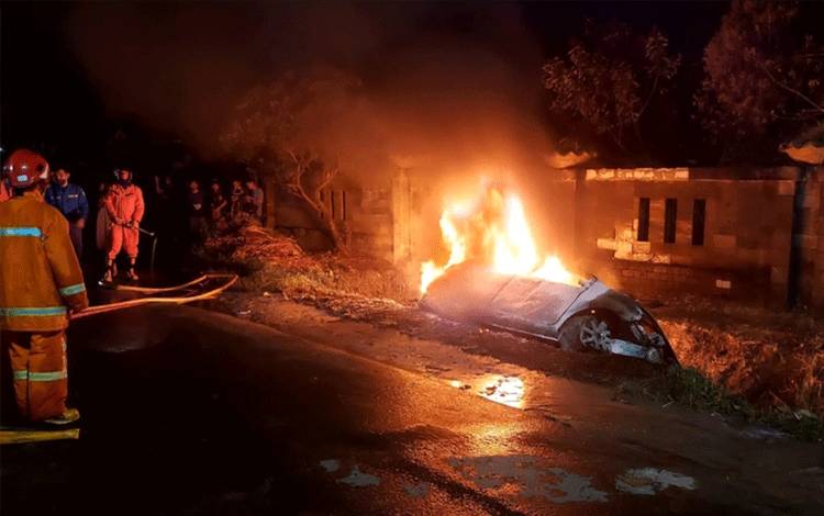 Sopir dan Penumpang Nyaris Tewas Pada Insiden Mobil Terbakar di Sampit