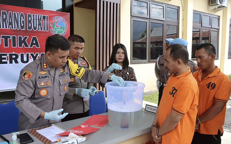Polres Seruyan Musnahkan 39 Paket Sabu