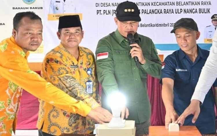 Bupati Lamandau Resmikan Jaringan Listrik di Nanga Belantikan