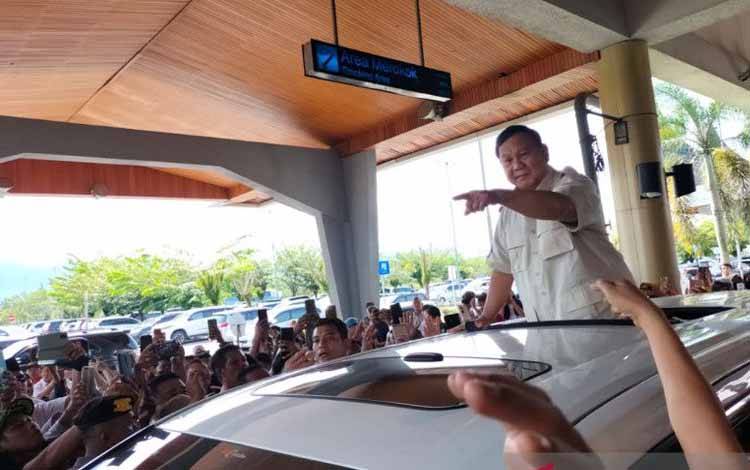 Pendukung Teriaki Prabowo "Presiden" Saat Tiba di Sumbar