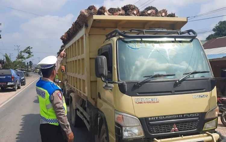 Warga Bulik Keluhkan Truk Sawit Tanpa Jaring Pengaman !?