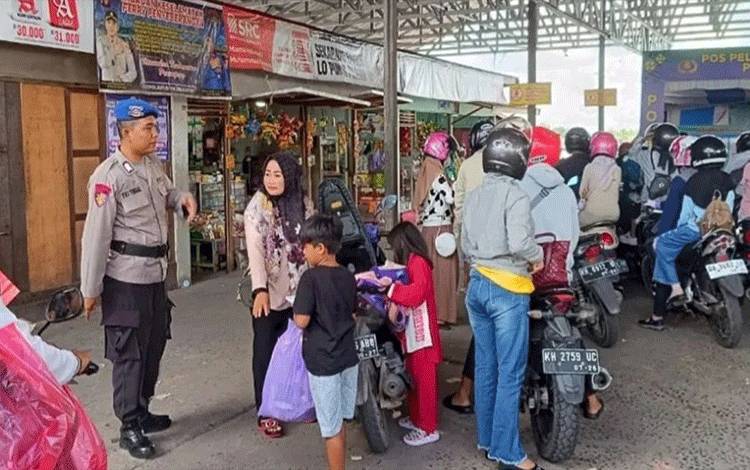 Anggota Polres Kapuas Lakukan Pengaturan Lalin di Posyan Feri Penyeberangan