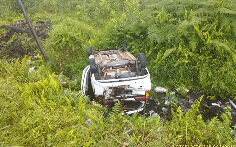 Toyota Avanza Terbalik di Kalampangan