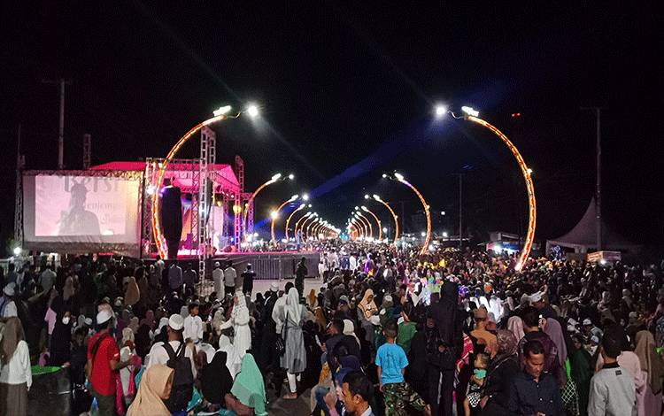Ribuan Warga Padati Terowongan Nur Mentaya, Hadiri Kotim Bersholawat Bersama Opick Tombo Ati