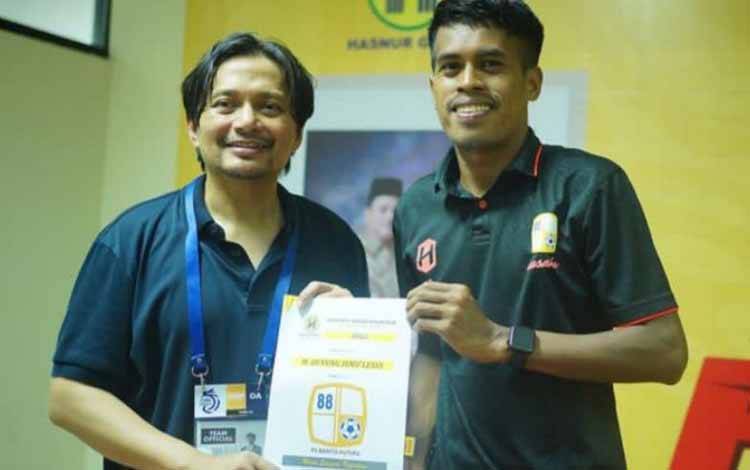 Pesepakbola Maluku Buyung Ismu Perpanjang Kontrak dengan Barito Putera