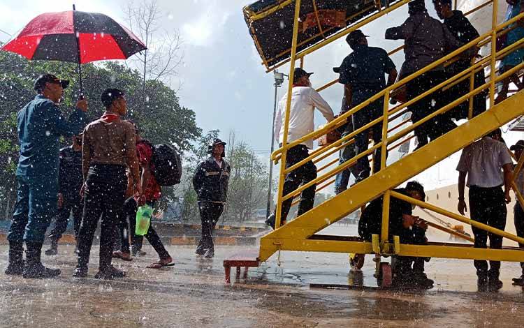 Penumpang Arus Balik Tetap Turun Kapal Meski Hujan Deras di Pelabuhan Sampit