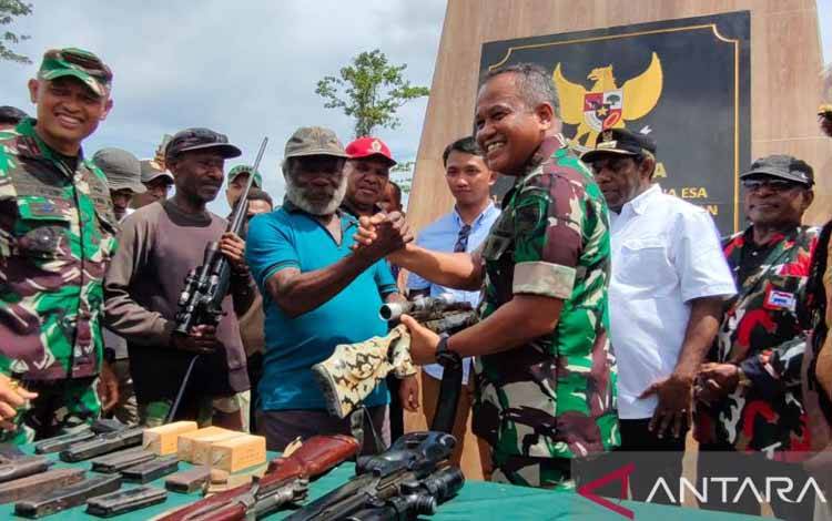 Pangdam Cenderawasih Terima 6 Pucuk Senpi Penggalangan Bekas KKB