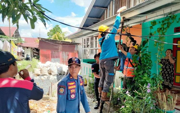 Warga Keluhkan Kabel Listrik di Pahandut Bergelantungan