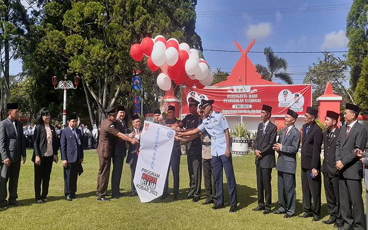 Ini Pesan Pj Bupati Kobar pada Anak Sekolah di Hari Pendidikan Nasional 2023