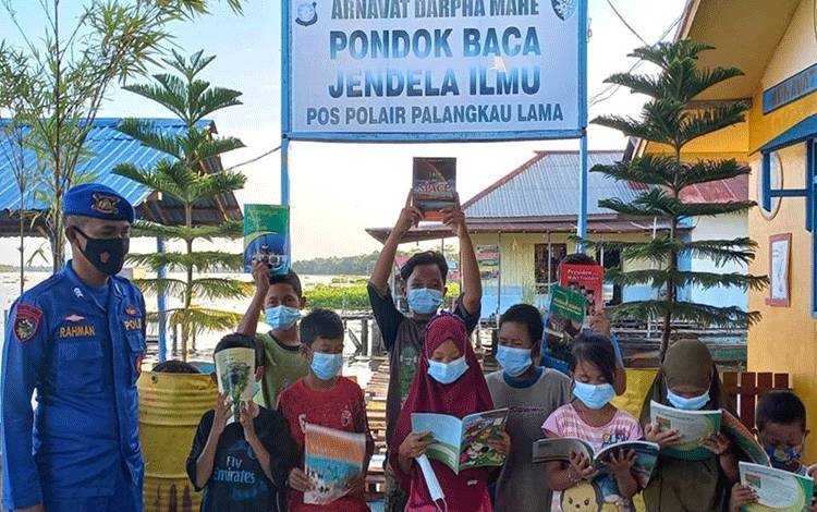 Personel Satpolairud Polres Kapuas Ajak Anak-Anak Belajar di Pondok Baca Pos Polair Palangkau Lama
