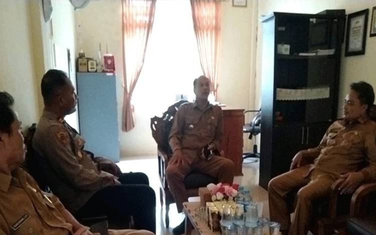 Pererat Silaturahmi dan Sinergitas, Kapolsek Sambangi Camat Timpah