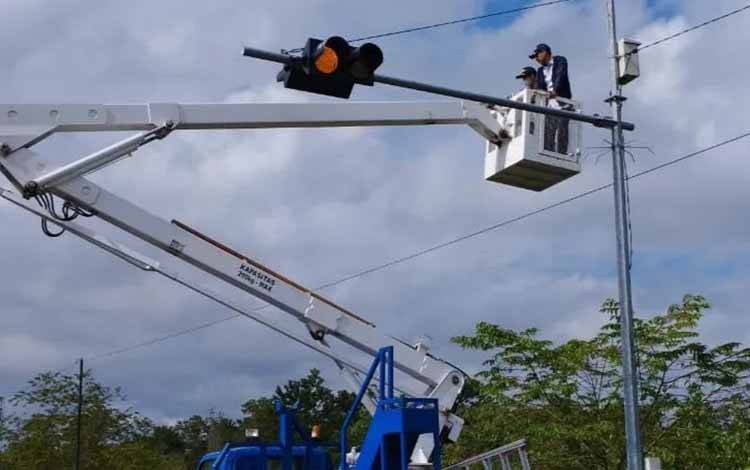 Jaga Kelancaran Lalu Lintas, Dishub Perbaiki Dua Traffic Light