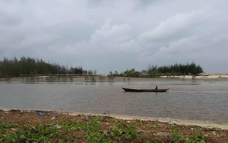 Pengunjung Pantai Sungai Bakau Alami Penurunan